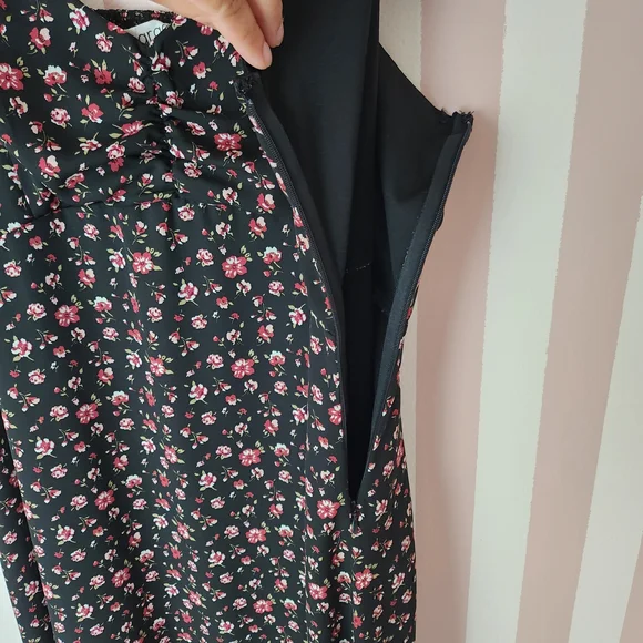 ⭐️SOLD⭐️Chic One Shoulder Floral Dress - Black and Pink - Picture 5 of 10